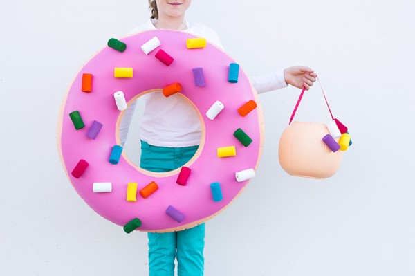DIY-Donut-Costume-and-Donut-Hole-Treat-Bucket-600x399